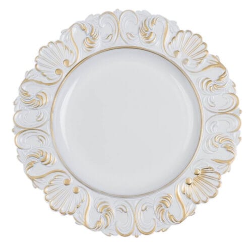 Sottopiatto bianco in plastica decorato con rilievi barocchi e rifiniture dorate sul bordo.