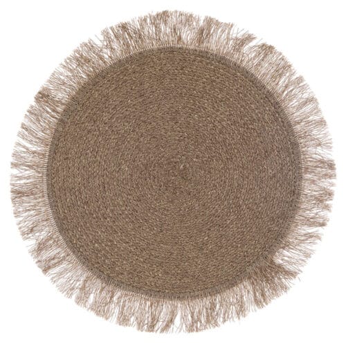 Tovaglietta rotonda in rattan beige con bordo esterno decorato da frange.