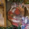 Decorazione in metallo Blanc Mariclò raffigurante Babbo Natale con sacco di doni, in stile retrò con effetto affresco invecchiato.