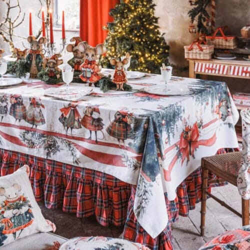 Navidad de cuento: la nueva colección Blanc MariClò para una Navidad de cuento 2 Tovaglia natalizia in cotone con fantasia di topolini vestiti a festa, alberi di Natale, fiocchi rossi e motivi tartan.