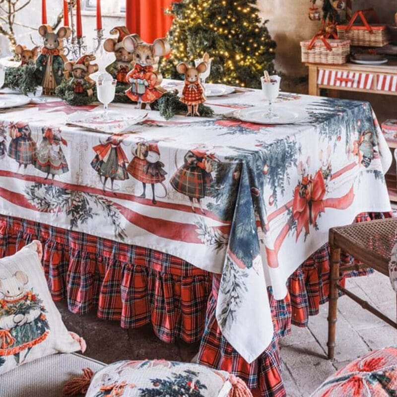 Tovaglia lunga in cotone con stampa di topolini natalizi, alberi addobbati e nastri rossi, stile favolistico.