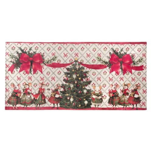 Tappeto natalizio in cotone con disegno di albero decorato e topolini vestiti a festa, su sfondo avorio con fiocchi e bacche rosse.