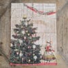 Canovaccio natalizio in cotone con albero addobbato con decorazioni oro e rosse, accanto una topina in abito verde e rosso.
