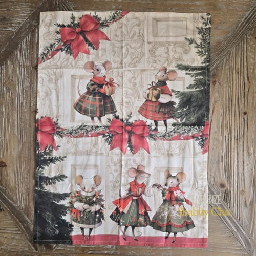 Canovaccio natalizio con cinque topine in abiti tartan, fiocchi rossi e sfondo decorato in stile classico.