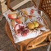 Cuscino quadrato Blanc Mariclò per sedia, fantasia autunnale con frutta e fiori, con laccetti da annodare.