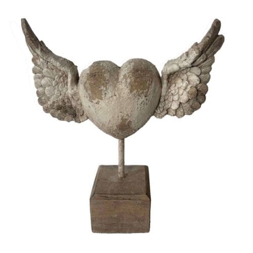 Decorazione in resina a forma di cuore alato su piedistallo, con finitura antica beige e tortora.