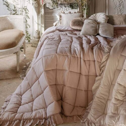 Trapunta matrimoniale beige con imbottitura invernale e bordi con gale, stile elegante e raffinato.