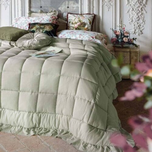 Trapunta matrimoniale verde con imbottitura invernale e bordi con gale, stile elegante e raffinato.