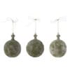 Set 3 sfere decorative verdi in resina con rilievi floreali e finitura anticata, con nastro per appenderle.