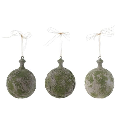 Set 3 sfere decorative verdi in resina con rilievi floreali e finitura anticata, con nastro per appenderle.