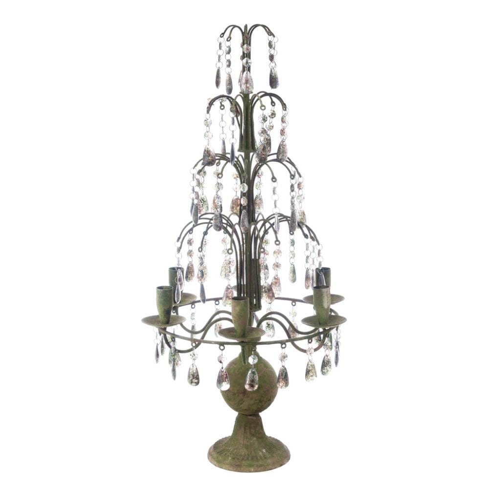 Candelabro vintage in metallo anticato con pendenti trasparenti e sei portacandele su struttura scenografica.