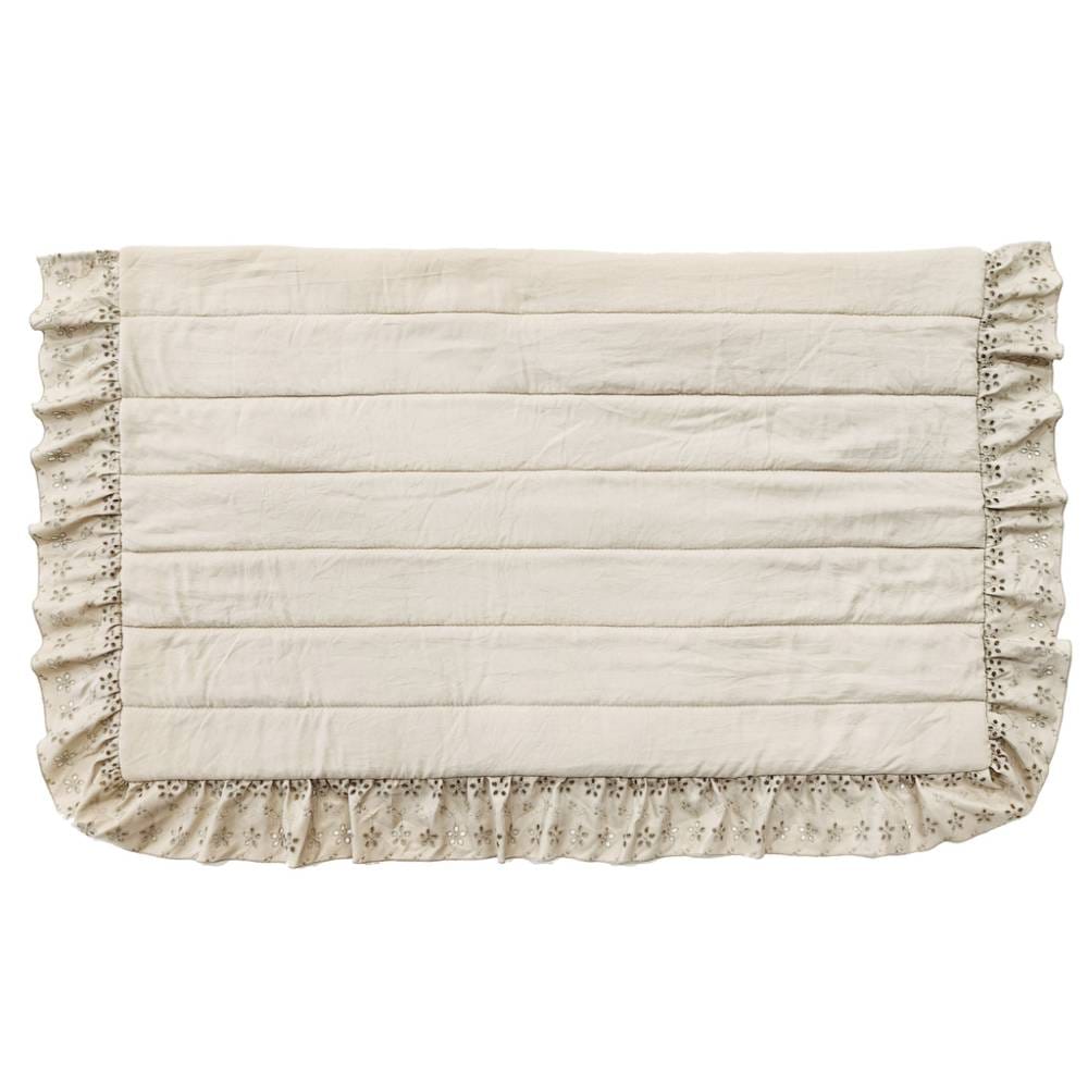 Copriguanciali beige con cuciture orizzontali e bordo rifinito con balza in Sangallo ricamata.