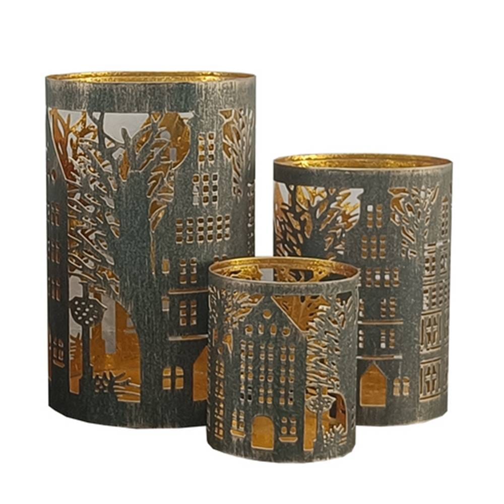 Set di tre lanterne in metallo con intagli decorativi di edifici e alberi, finitura esterna brunita e interno dorato riflettente.