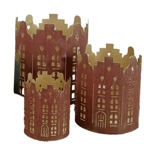 Set di porta candele rossi in metallo con motivo a palazzi stilizzati e interno dorato riflettente, stile vintage.