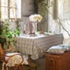 Tovaglia rettangolare Blanc Mariclo con fantasia Vichy naturale e balza arricciata da 10 cm, collezione Bolgheri.