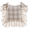 Funda de cojín Blanc MariClo con estampado vichy beige y blanco y amplio volante rizado, colección Bolgheri.