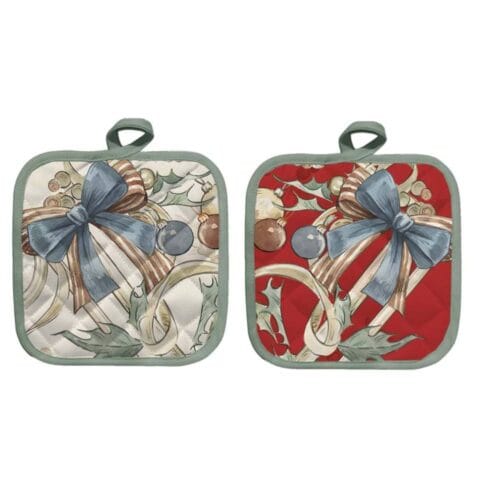 Set di due presine natalizie double face con decoro di fiocco azzurro e bacche su sfondo rosso e avorio, con bordo verde salvia.
