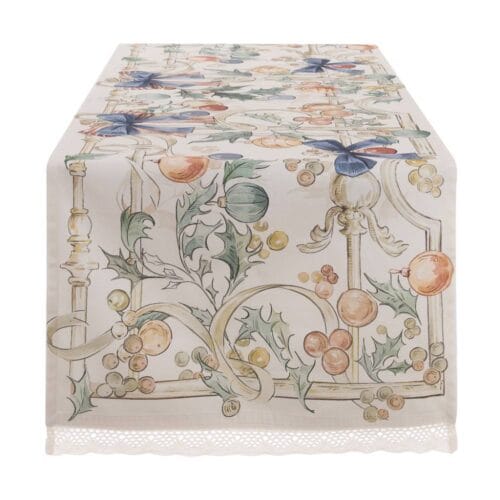 Runner avorio con bordo in pizzo, decorato con fiocchi blu, agrifogli e palline dorate in stile vintage natalizio.