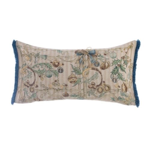 Cuscino rettangolare in cotone con stampa e ricami di fiocchi, palline e agrifogli, bordo rifinito con frangia blu.
