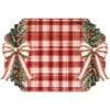 Tovaglietta natalizia in vinile con motivo tartan rosso e fiocchi panna, rifinita con decori di pino e bacche rosse.