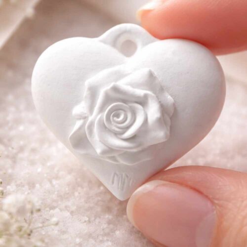 Gessetto profumato a forma di cuore con rosa in rilievo, gesso bianco, profumazione Rose Élégant.