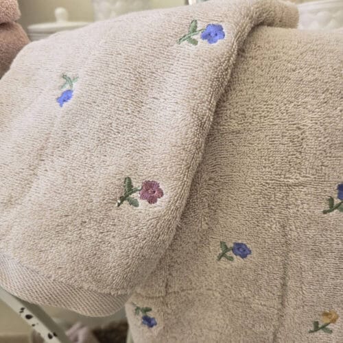 L'Atelier 17 Coppia asciugamani beige con fiorellini ricamati - immagine 2