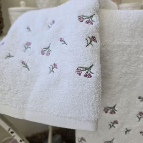 L'Atelier 17 Paire de serviettes blanches avec fleurs brodées – Image 2