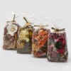 Sacchetti di potpourri EDG con fiori secchi e decorazioni colorate, in quattro profumazioni invernali, confezionati in polybag.
