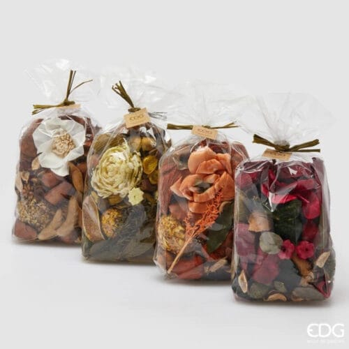 Sacchetti di potpourri EDG con fiori secchi e decorazioni colorate, in quattro profumazioni invernali, confezionati in polybag.