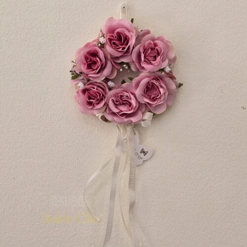 Ghirlanda Fiori di Lena con sei roselline rosa, ortensia e nastri avorio – decorazione profumata da parete in stile shabby chic.