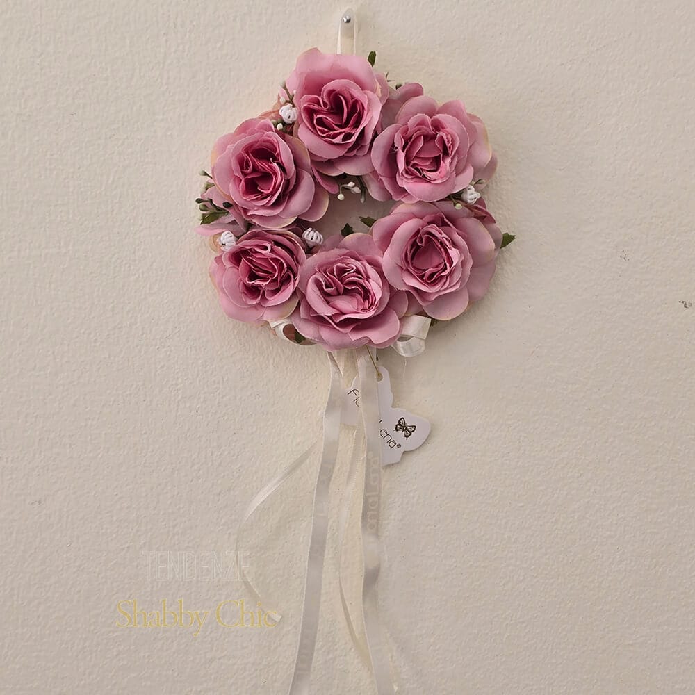 Ghirlanda Fiori di Lena con sei roselline rosa, ortensia e nastri avorio – decorazione profumata da parete in stile shabby chic.