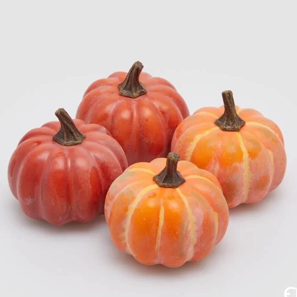 Confezione trasparente con 4 zucche decorative in plastica, di colore arancio e rosso con picciolo, stile autunnale.