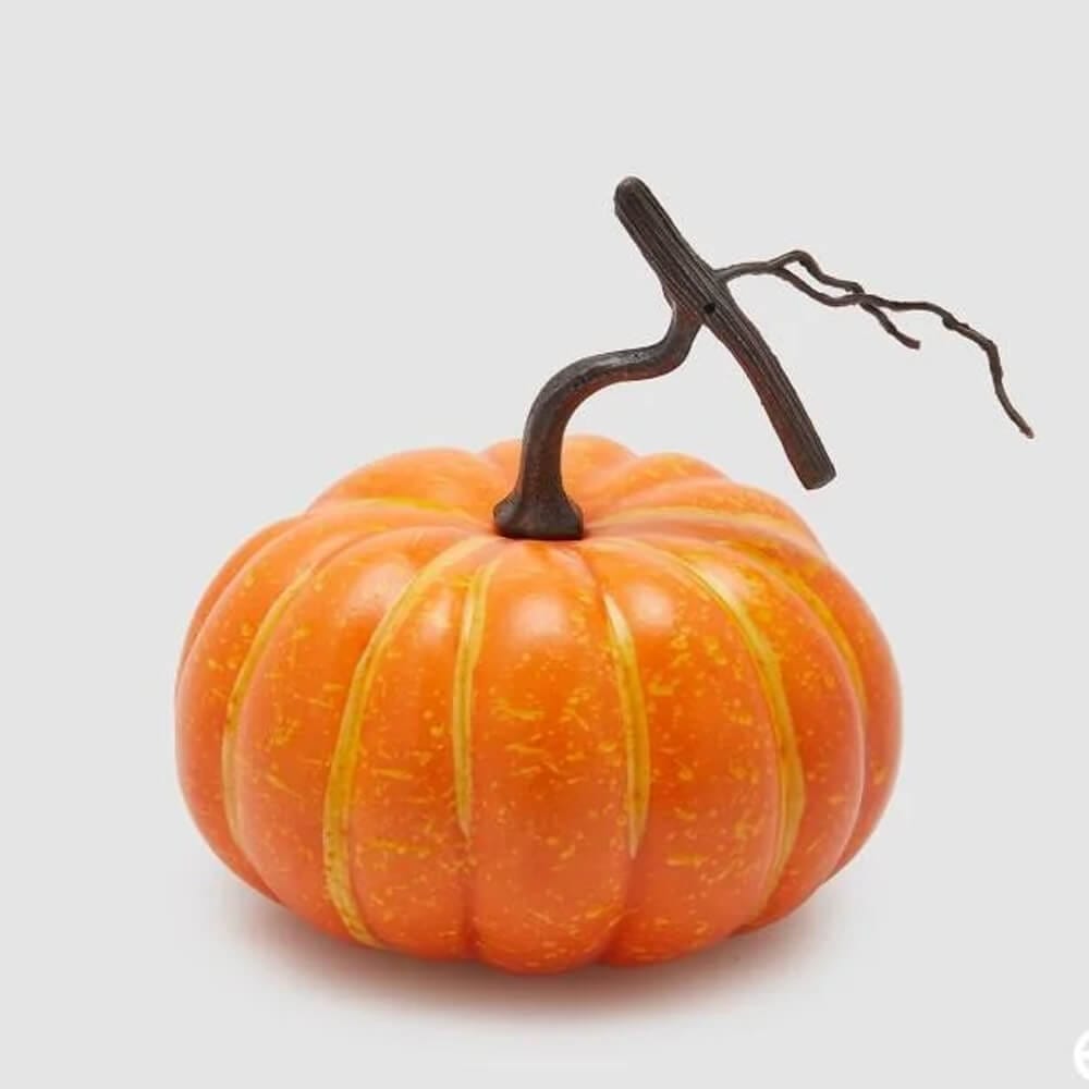 Zucca decorativa arancione con venature gialle e picciolo scuro ramificato, firmata EDG.