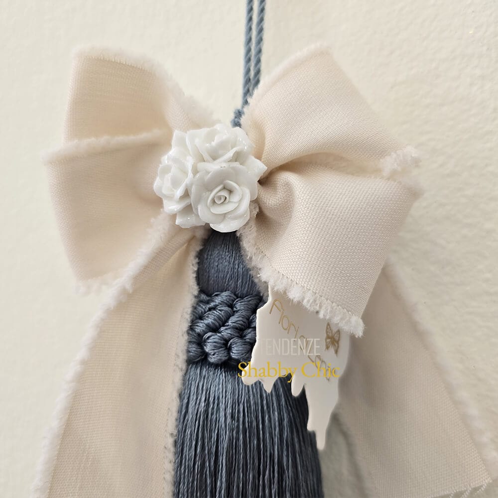 Fiori di Lena Nappa avec rubans de lin bleu et roses en porcelaine h 30 cm – Image 2