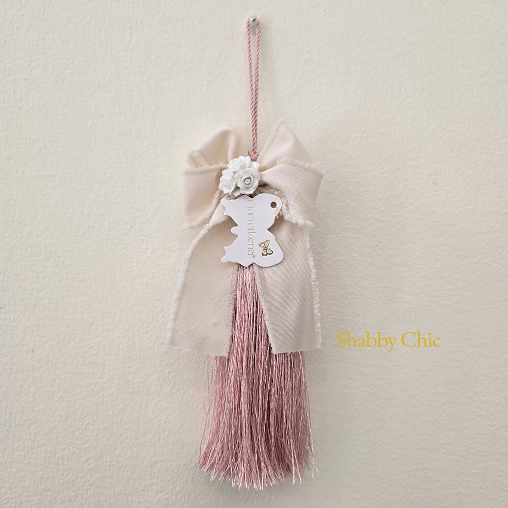 Nappa decorativa Fiori di Lena con fiocco in lino cipria e roselline in porcellana bianca, ideale per maniglie e mobili in stile shabby.
