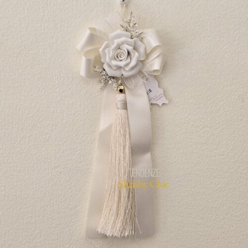 Nappina Fiori di Lena con fiocco in raso panna e fiore in ceramica bianca, decorazione elegante e profumata per ambienti shabby chic.