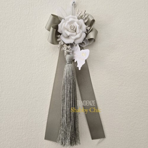 Nappina decorativa Fiori di Lena con nastro in raso verde salvia, fiore in ceramica e rametti di nebbiolina, per arredi o eventi shabby chic.