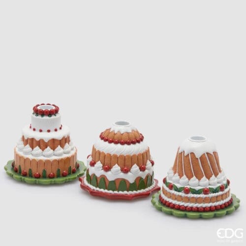 Tre portacandele natalizi EDG a forma di torta decorata con panna, frutti rossi e glassa bianca.