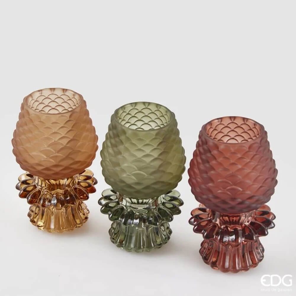 Tre portacandele in vetro satinato a forma di pigna con base decorativa in tre colori: ambra, verde e rosso.