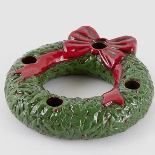 Portacandela centrotavola in ceramica a forma di ghirlanda verde con fiocco rosso e 4 fori portacandele.