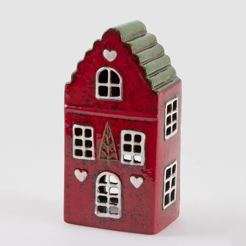 Portacandela EDG in ceramica a forma di casetta rossa con tetto verde e finestrelle intagliate.
