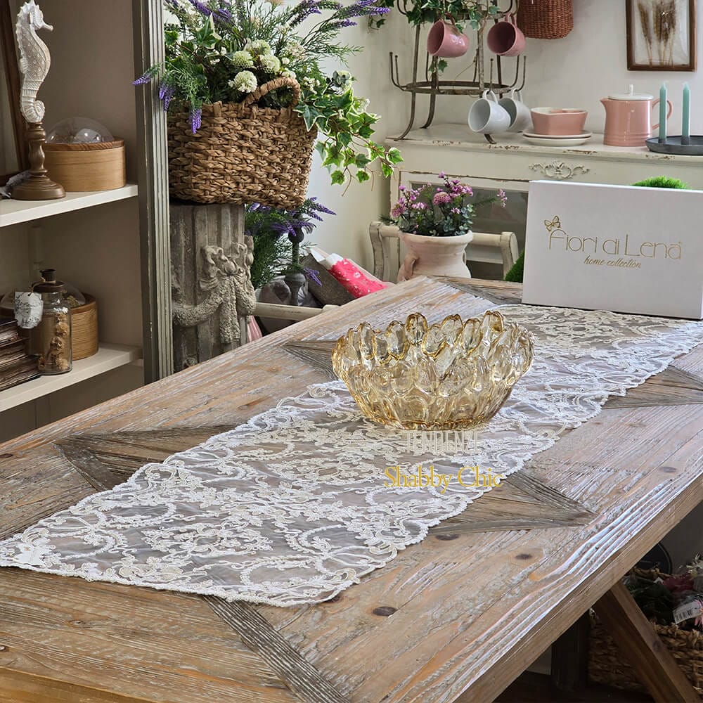 Runner da tavolo Fiori di Lena in pizzo rebrodé dorato 155x45 cm – decorazione elegante per eventi romantici e tavole shabby chic sofisticate.