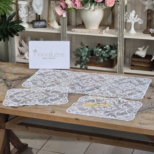 Fiori di Lenale cœur artisanal du Shabby Chic italien 11 Tris di centrini Fiori di Lena in pizzo rebrodé floreale dorato – decorazione raffinata per tavoli, credenze e mise en place shabby chic.