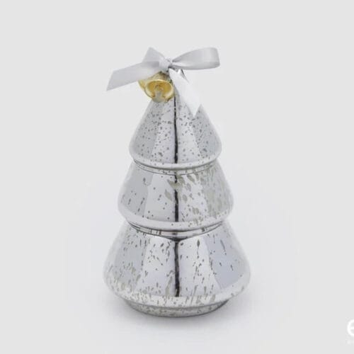 Candela a forma di albero in vetro argentato con fiocco bianco e campanellini dorati, divisa in tre sezioni impilabili.