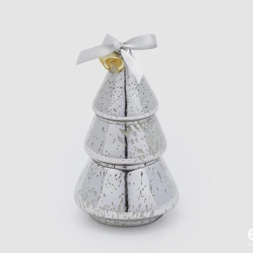 EDG Bougie en pin H 16 Vétiver nordique 1 Candela a forma di albero in vetro argentato con fiocco bianco e campanellini dorati, divisa in tre sezioni impilabili.
