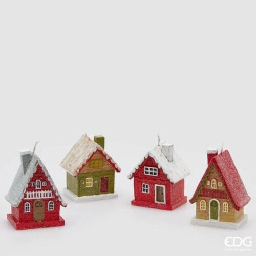 Candela decorativa natalizia EDG a forma di casetta con tetto innevato, glitter e dettagli colorati.