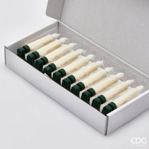 Set di 10 candele LED color avorio con fiamma a punta, clip verde per fissaggio e confezione in scatola regalo.