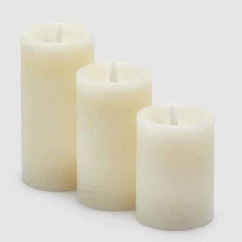 Set di tre candele LED color avorio in cera plastica, con fiamma bianca e accensione a soffio.