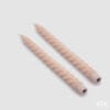 Due candele LED rosa con superficie a spirale e punta bianca, in cera plastica, con base filettata.
