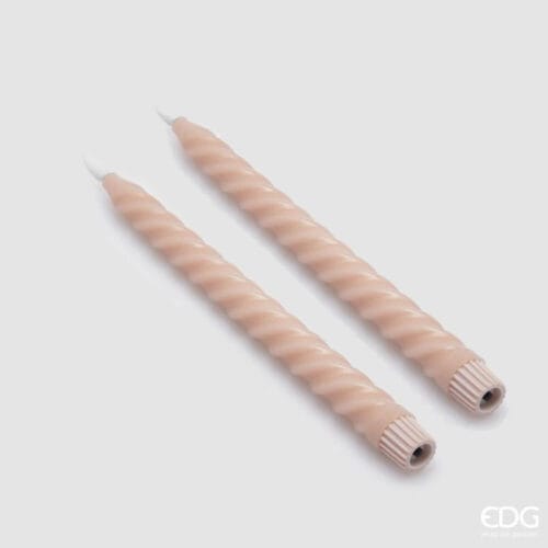 Due candele LED rosa con superficie a spirale e punta bianca, in cera plastica, con base filettata.